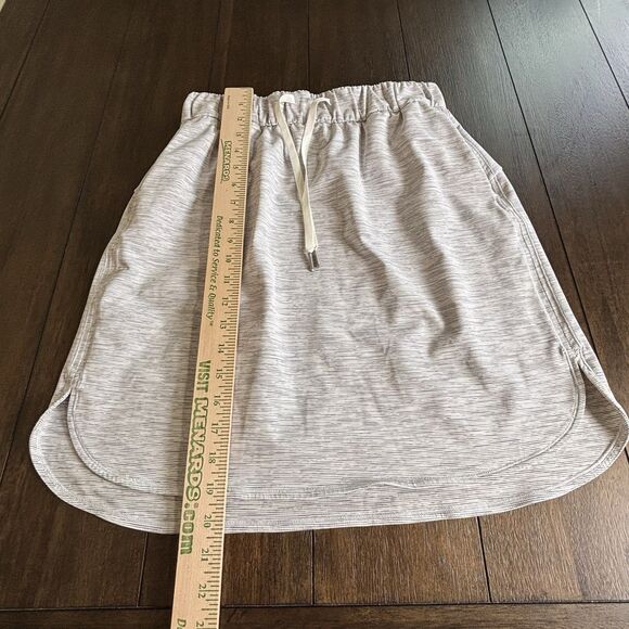 Lululemon On the Fly Skirt Size 8 Gray & White Tennis Outdoor Sports NEW! - Picture 6 of 7